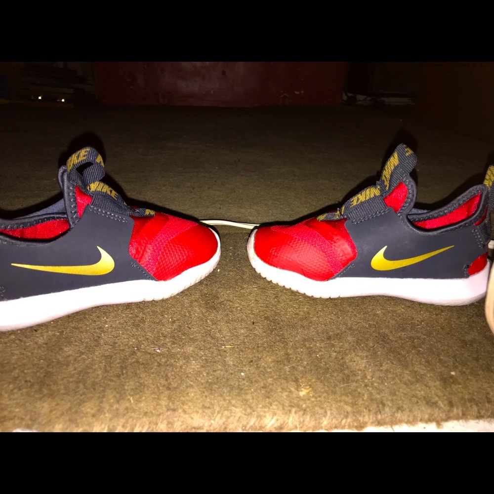 Size 8 toddler boy Nike’s Still in mint condition!!